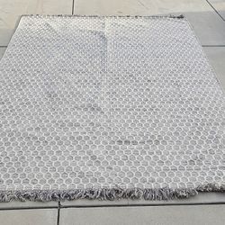 GEOMETRIC PATTERN RUG
