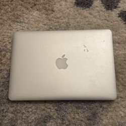 2013 MacBook pro (WITH CHARGER) read description ⬇️