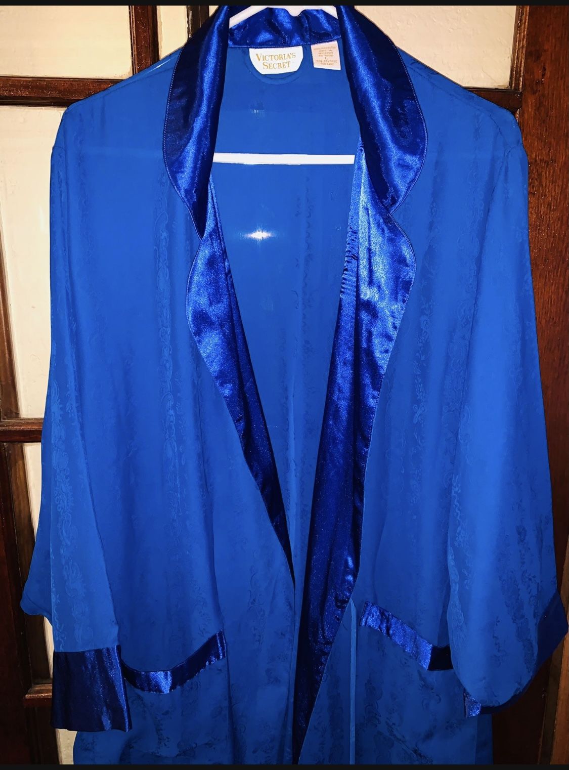 VICTORIA’S SECRET KIMONO STYLE LOUNGING ROBE BELL SLEEVES SIZE L  Electric Blue  - UNUSED PET AND SMOKE FREE ENVIRONMENT 