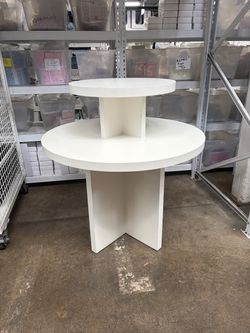 Two-tier round retail display table