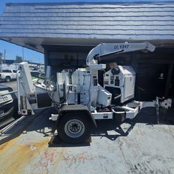 LOW HOURS /GAS ENGINE ALTEC CHIPPER 
