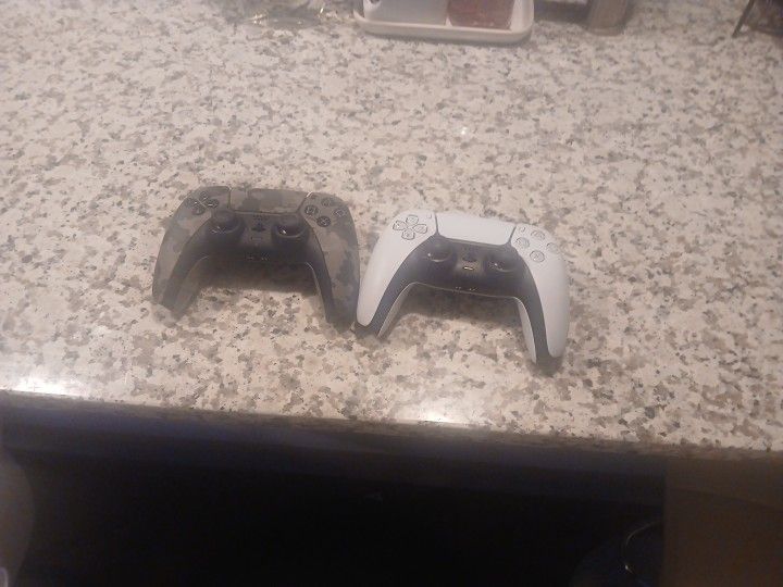 2 ps5 controllers used allitle