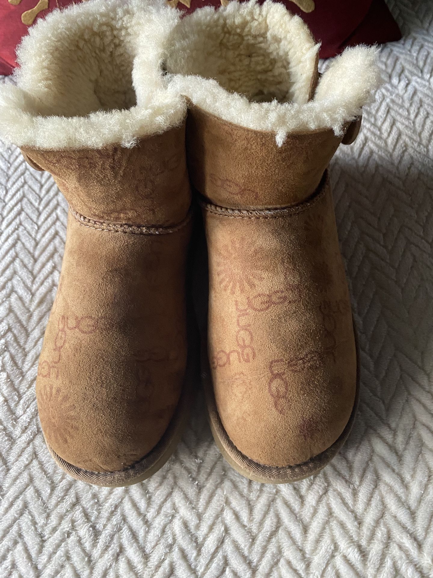 🔥Ugg Bailey button mini II limited logo all over print edition chestnut Womens 7