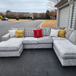 SECTIONAL  LIKE NEW 
