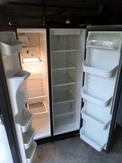 Frigidaire Black 24.7 Cu Ft Side By Side Fridge/Freezer