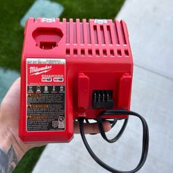 Milwaukee Battery Charger 