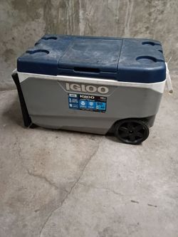 Igloo MaxCold Latitude 90 Quart Rolling Cooler. The Cooler can hold up to 137 cans.
31.6” W x 17.8” L x 19.5” H; Weight: 25.4 lbs.
(4 P2 middle stairs