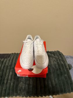 Men’s white Nikes size 11.5