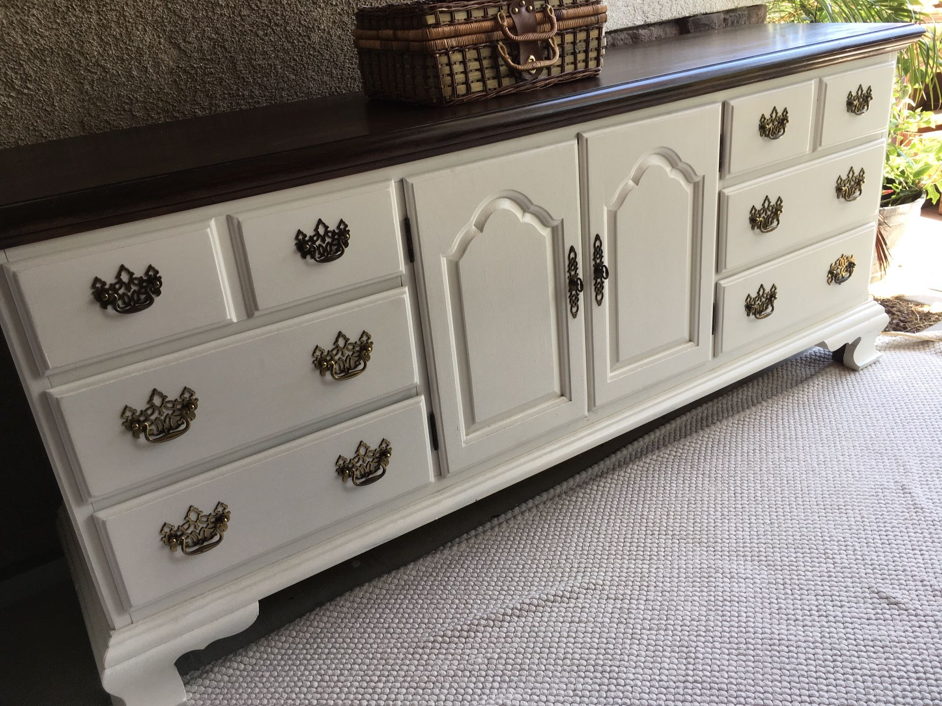 Beautiful Thomasville Heavy Duty 9 Drawer Dresser/TV Stand / Entryway Table