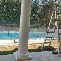 4 round and 2 square columns