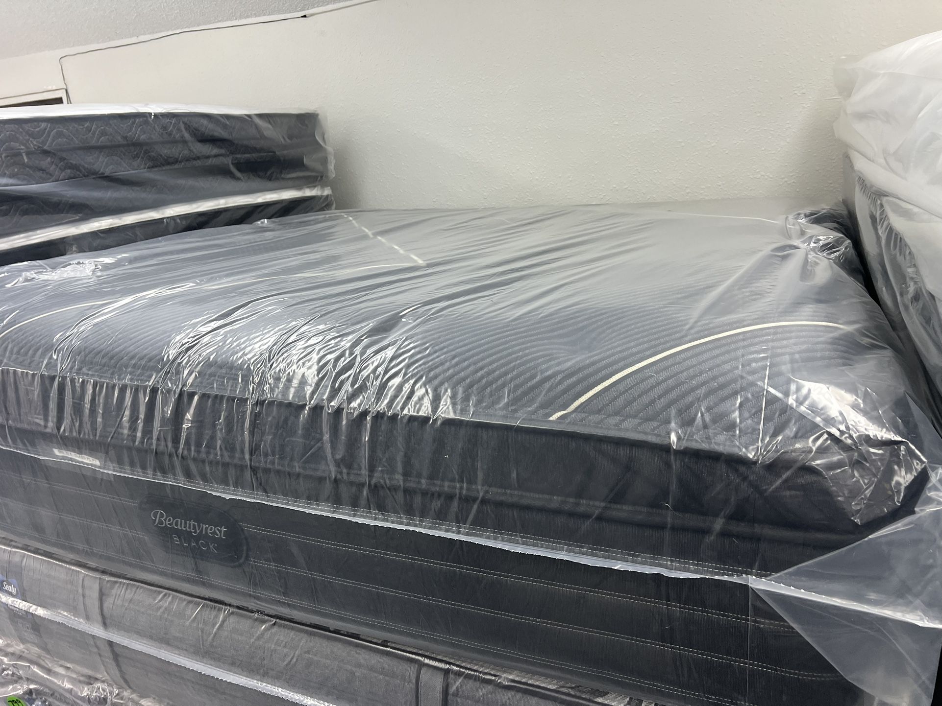 KING SIZE SIMMONS BEAUTYREST BLACK K CLASS (ULTRA PLUSH) PILLOW TOP MATTRESS & BOX SPRINGS BED SET