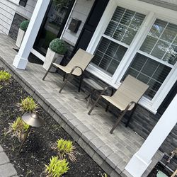Outdoor patio set (2 Chairs And Table)