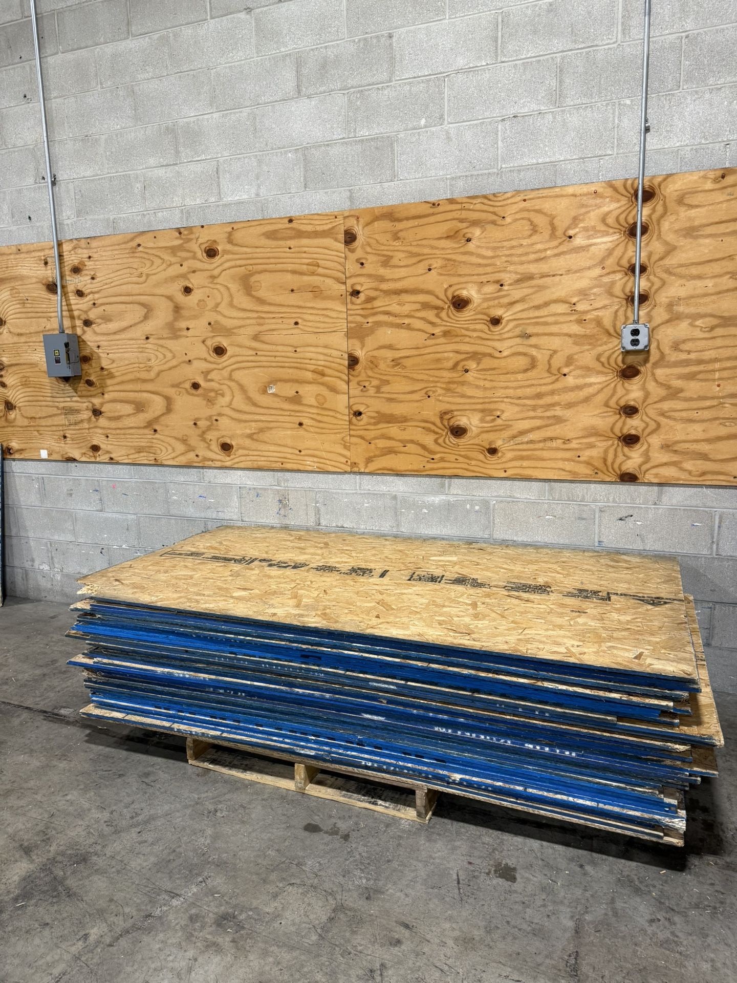 Warehouse Staff,Plywood And Pallets