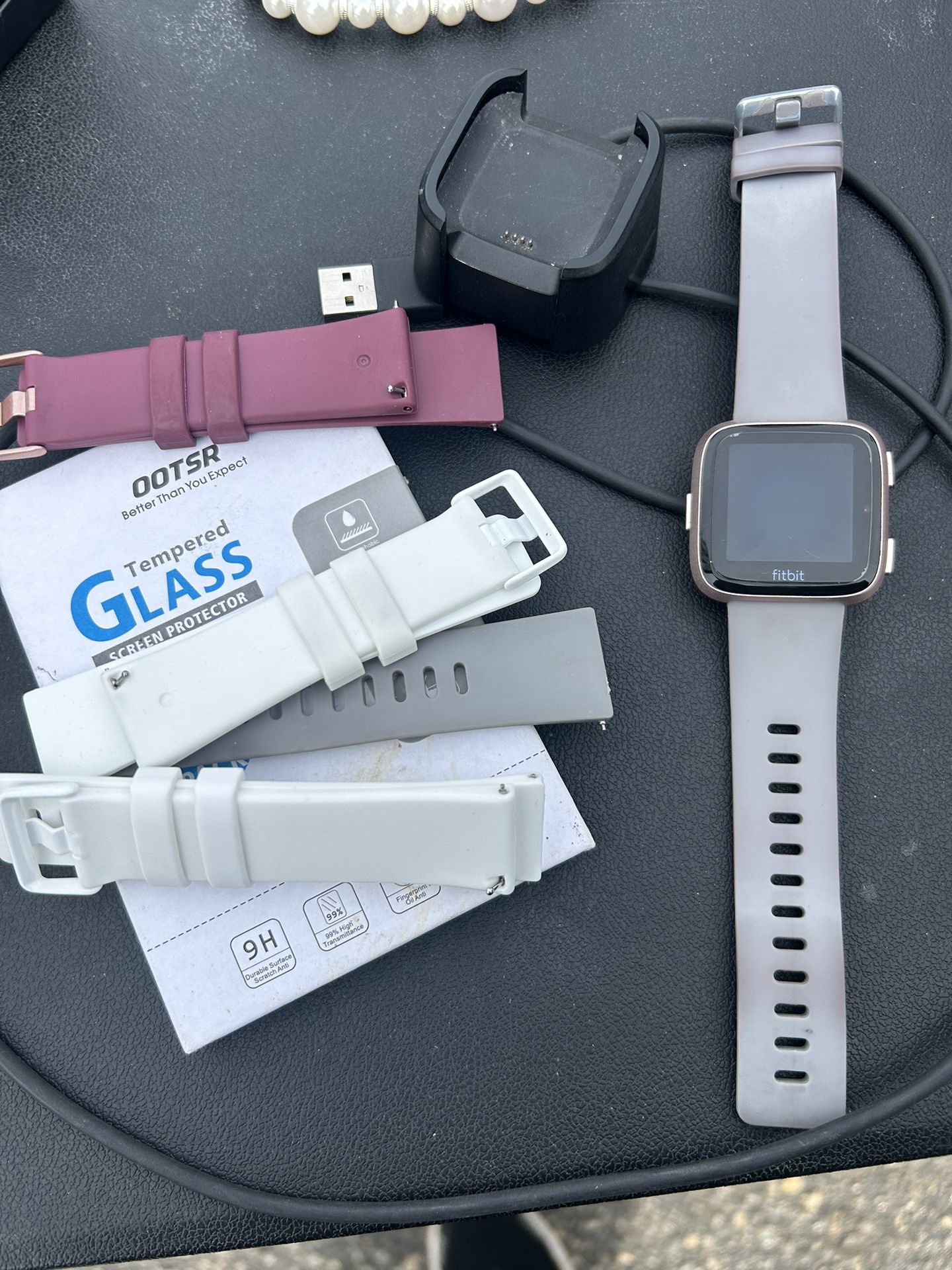Fitbit Versa (rose gold) With Bands