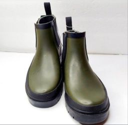 UNIVERSAL TREAD BOYS BOOTS SIZE 5.