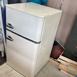 Insignia Mini Fridge 