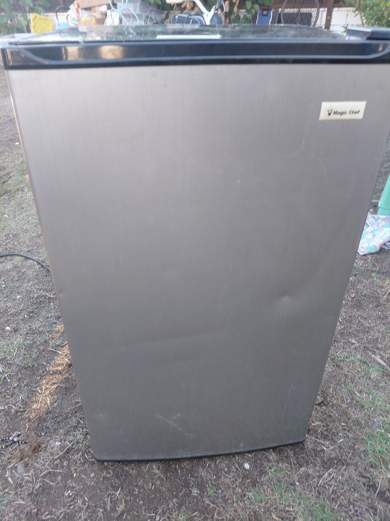 Magic Chef Mini Refrigerator