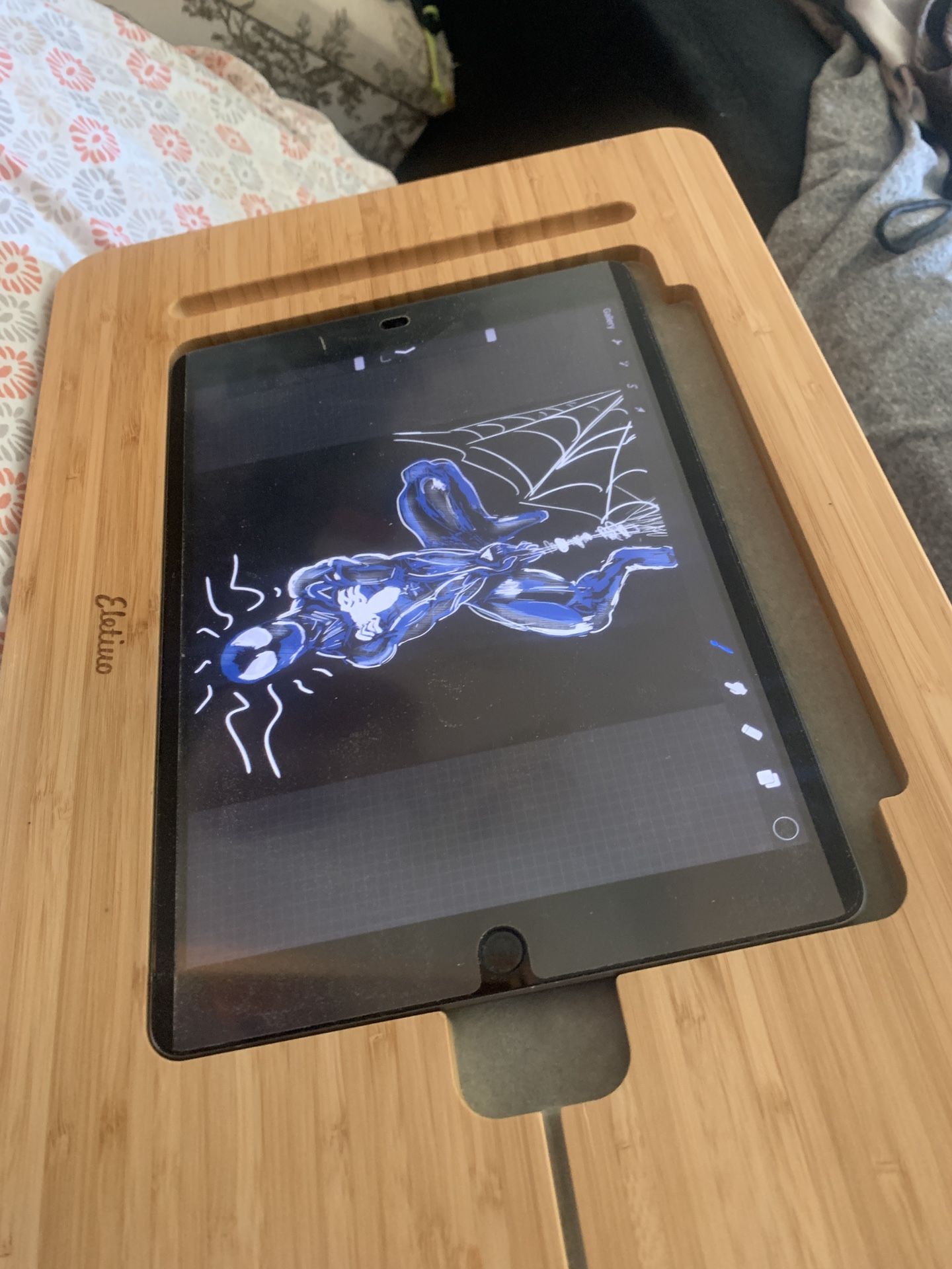 Eletiuo Bamboo iPad Art Stand