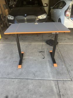 Electric rising and lowering desk