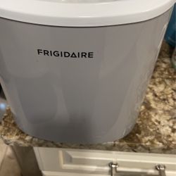 Portable icemaker