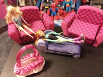 2 frozen dolls an a few furniture pieces