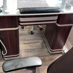 Nail Table And Chairs 