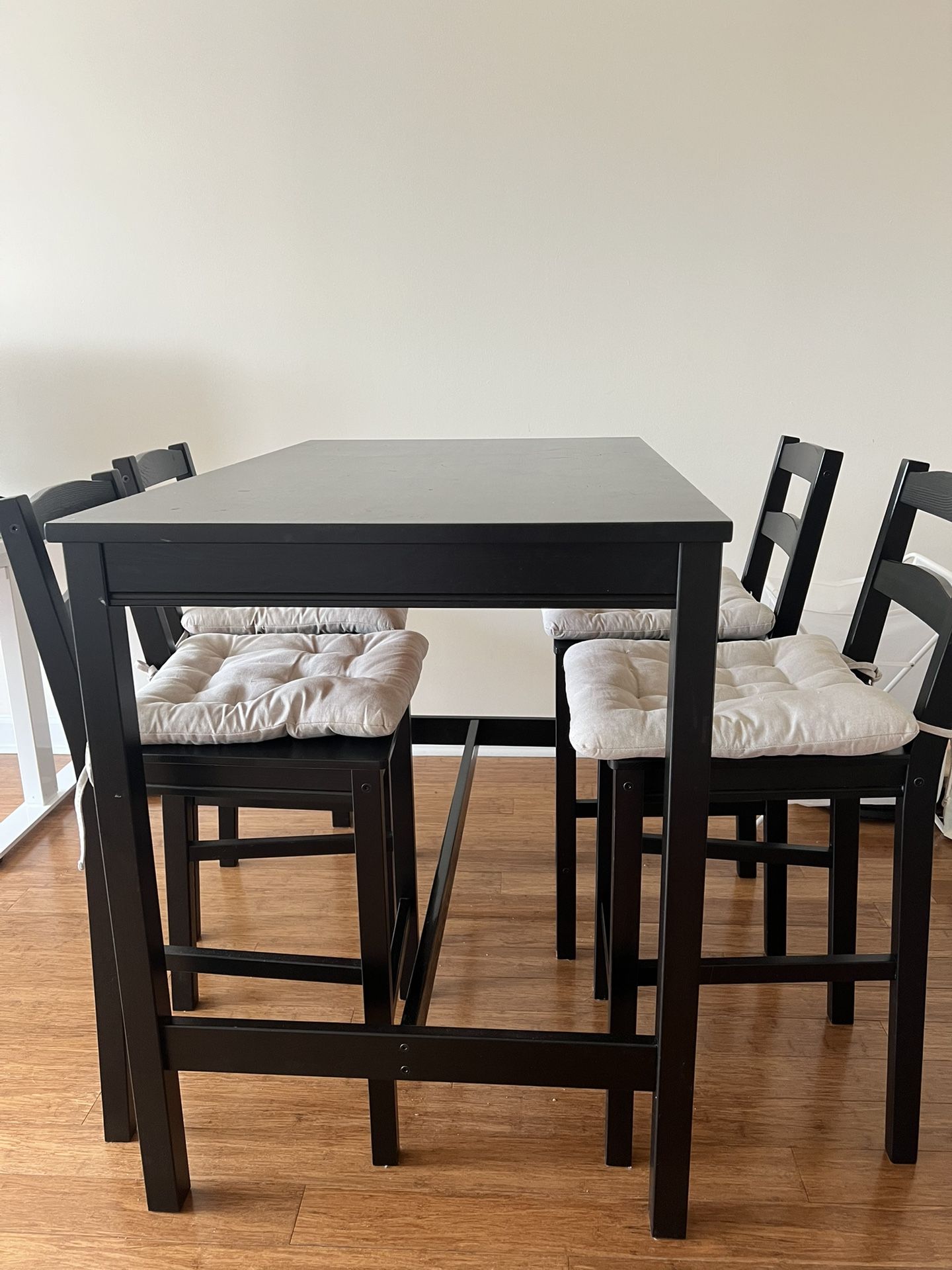 Dining Sets with 4 Chairs and Pillows 60$
