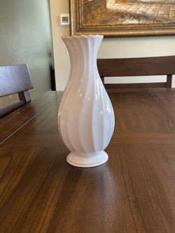 Vintage Syracuse Fine China White Fluted Vase with Gold Trim - Made in the USA Excellent Condition
