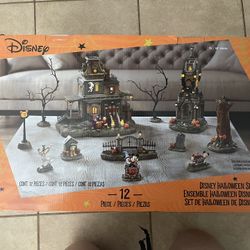 DISNEY HALLOWEEN VILLAGE 