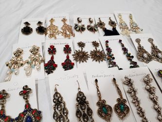 Many statement earrings!!
