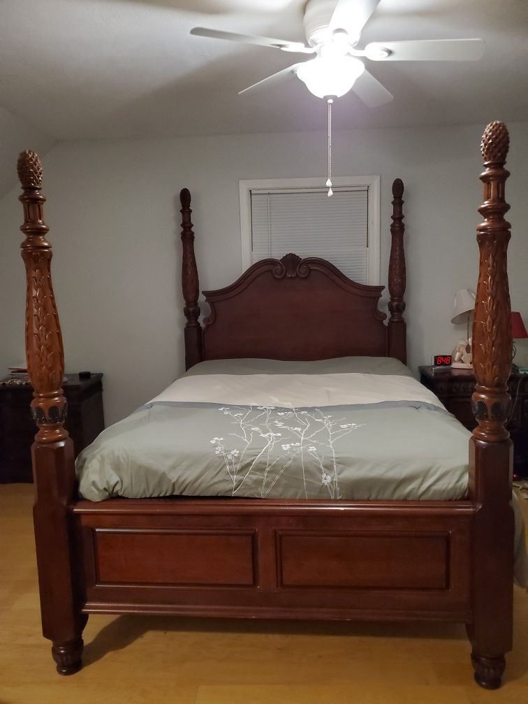 Queen Wooden Bedroom Set