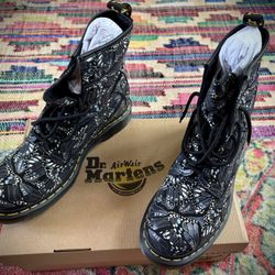Dr. Martens Women’s Boots (Butterfly Wing Print, Size 9)