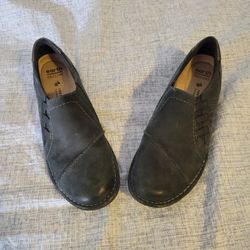 Earth origins slip on black shoes size 9