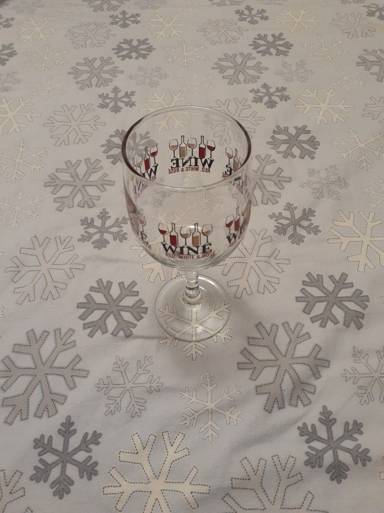 9 Wine Glasses . In Excellent condition
