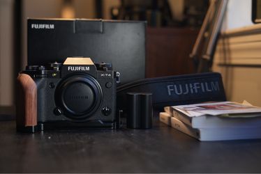 Fujifilm X-T4 Mirrorless Digital Camera Like New with Grip and Box