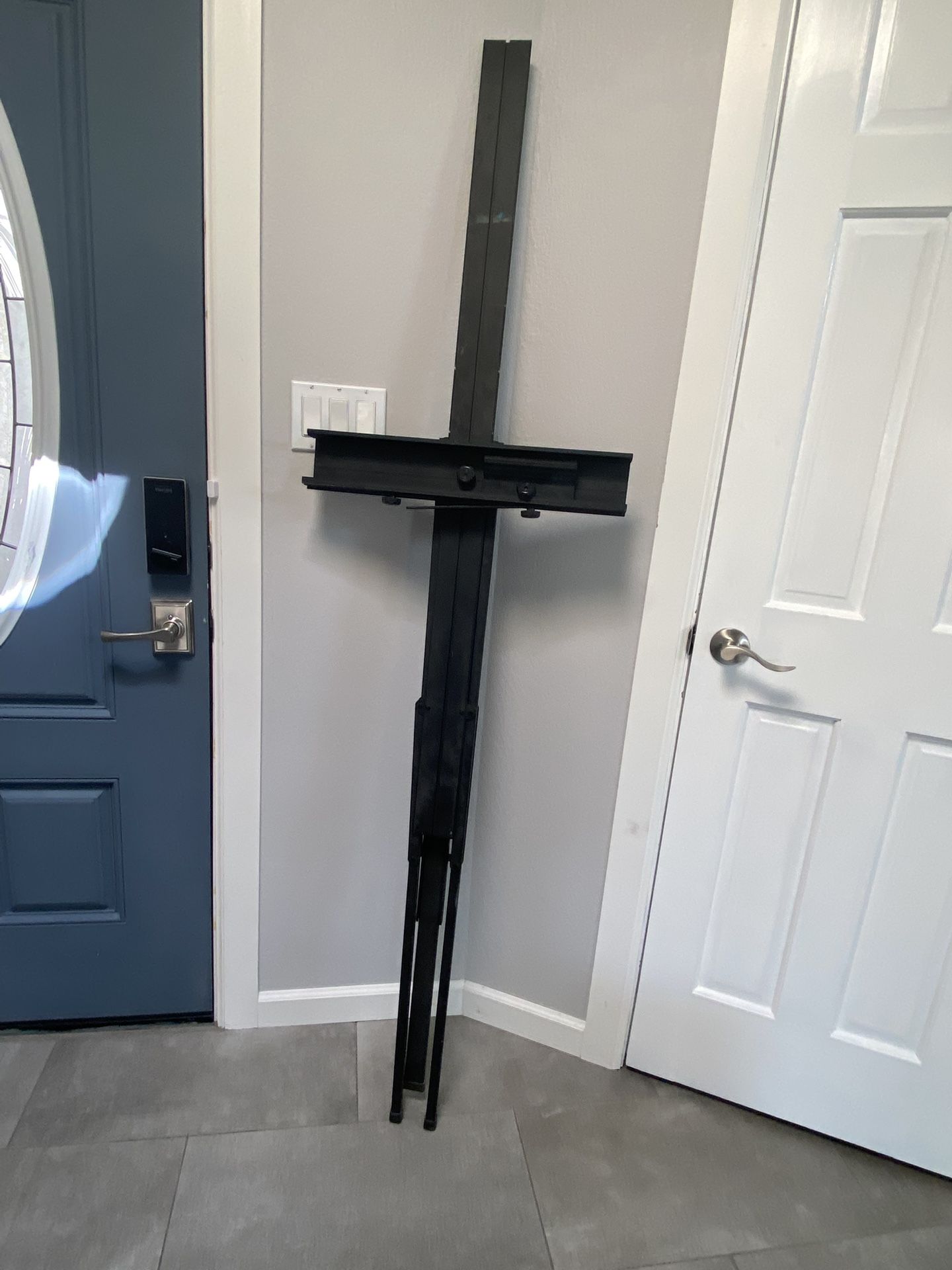 Black Metal Easel 