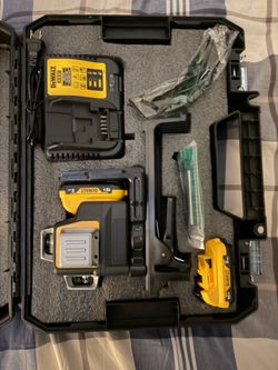 DeWalt Green Leveling 3-Beam Laser Level