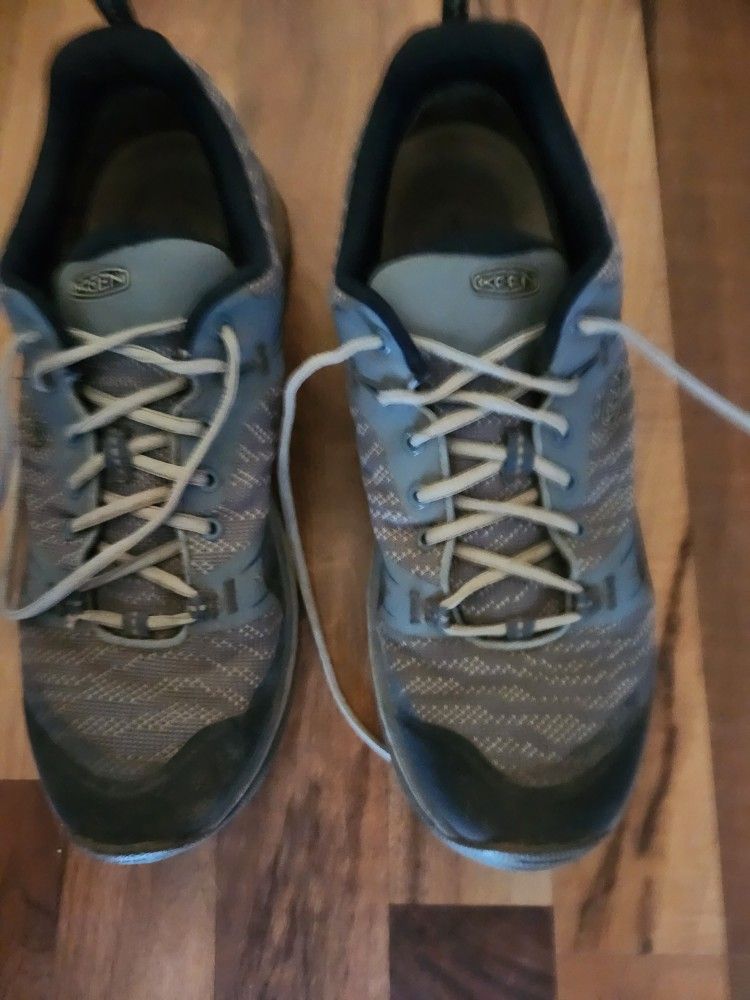 Keen Waterproof Womens 8.5 Hiking Shoes