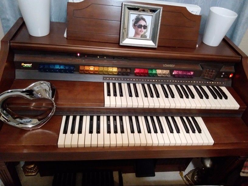 Antic Lowrey Piano