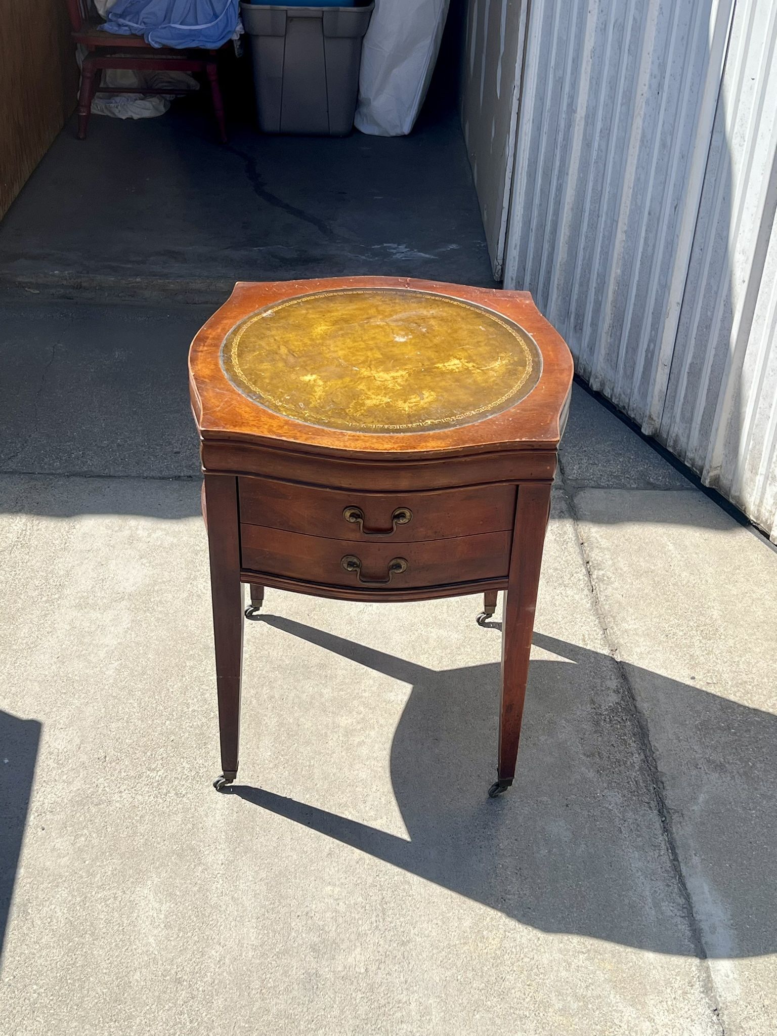 ANTIQUE BEDSIDE/END TABLE