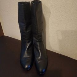 Cobbie Vintage Tall Boots Black Leather. Size 7W. Made in Brazil. Very good condition. 

