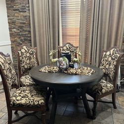 Traditional Dining Set