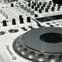 White CDJ3000 pair & DJM900 Nxs2 Mixer Limited Edition