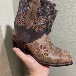  Golden guns women's leather western boots with a snip toe  embroidery and crystal, Size 6 US