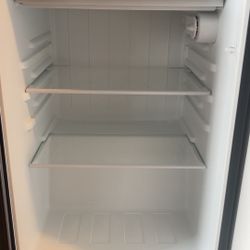 Whirl Pool Mini Fridge 