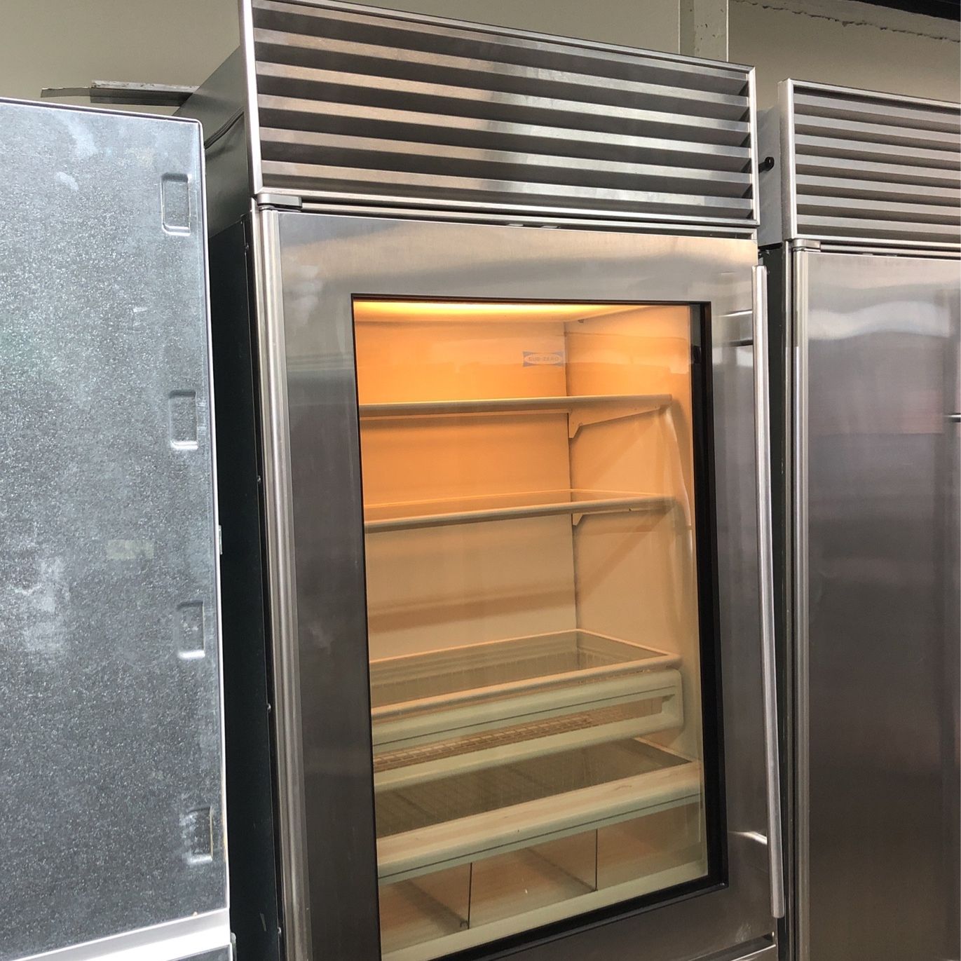 Sub Zero 36”Wide Built In Bottom Freezer Refrigerator With Glass View 