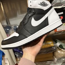 Jordan 1 Retro High OG Black White / Sz 12M
