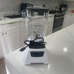 Price Reduced!  Blendtec Classic 575 blender Brand New