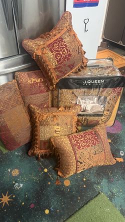 Bedding Set w/ Decorative Pillows