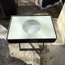 Dania End Table/bedside Table